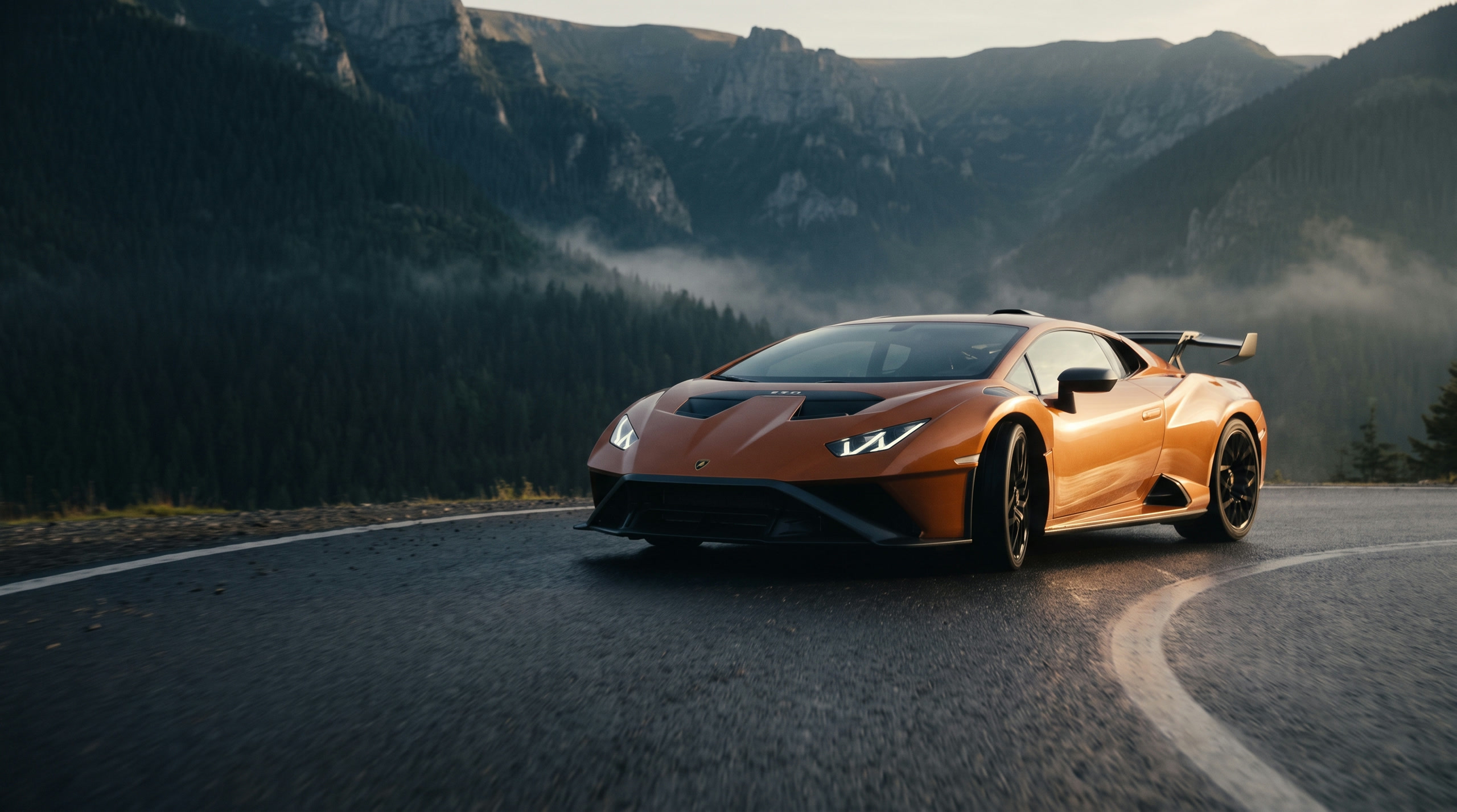 Cinematische impressie van een koperkleurige Lamborghini Huracán op een bergweg, met avondlicht en nevel tussen de bergkammen.