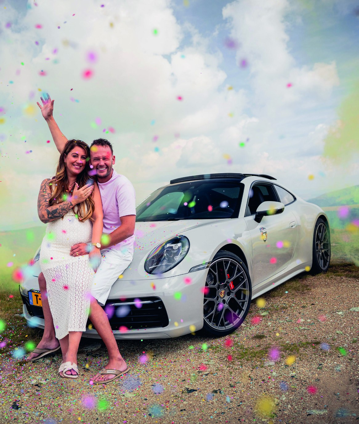 Cédric Marchant en zijn partner Daphne vieren hun verloving naast de Porsche tijdens DreamDrive Transylvania.