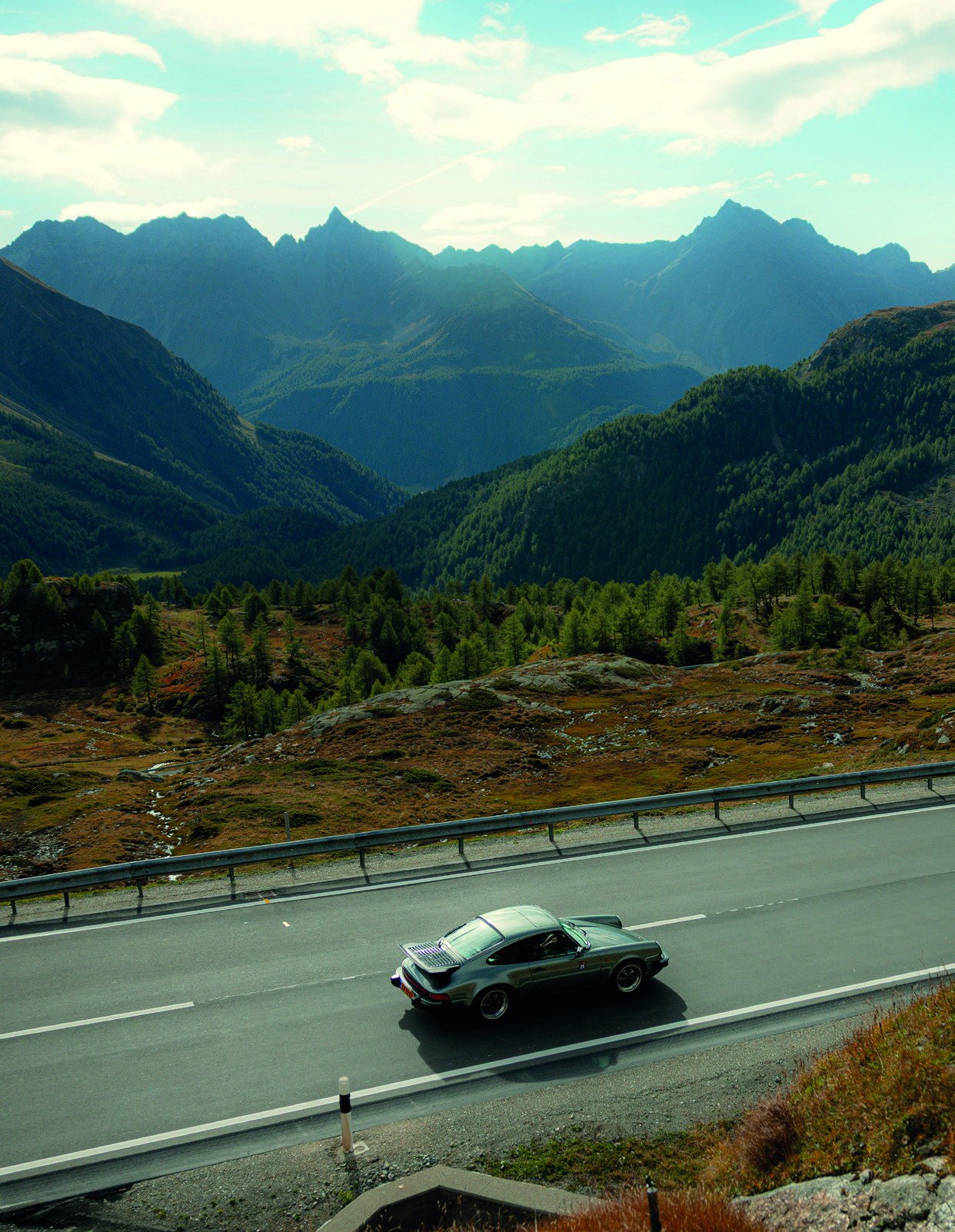 De klassieke Porsche 911 van Wilco van Huizen op een bergweg tijdens Alp Attack.