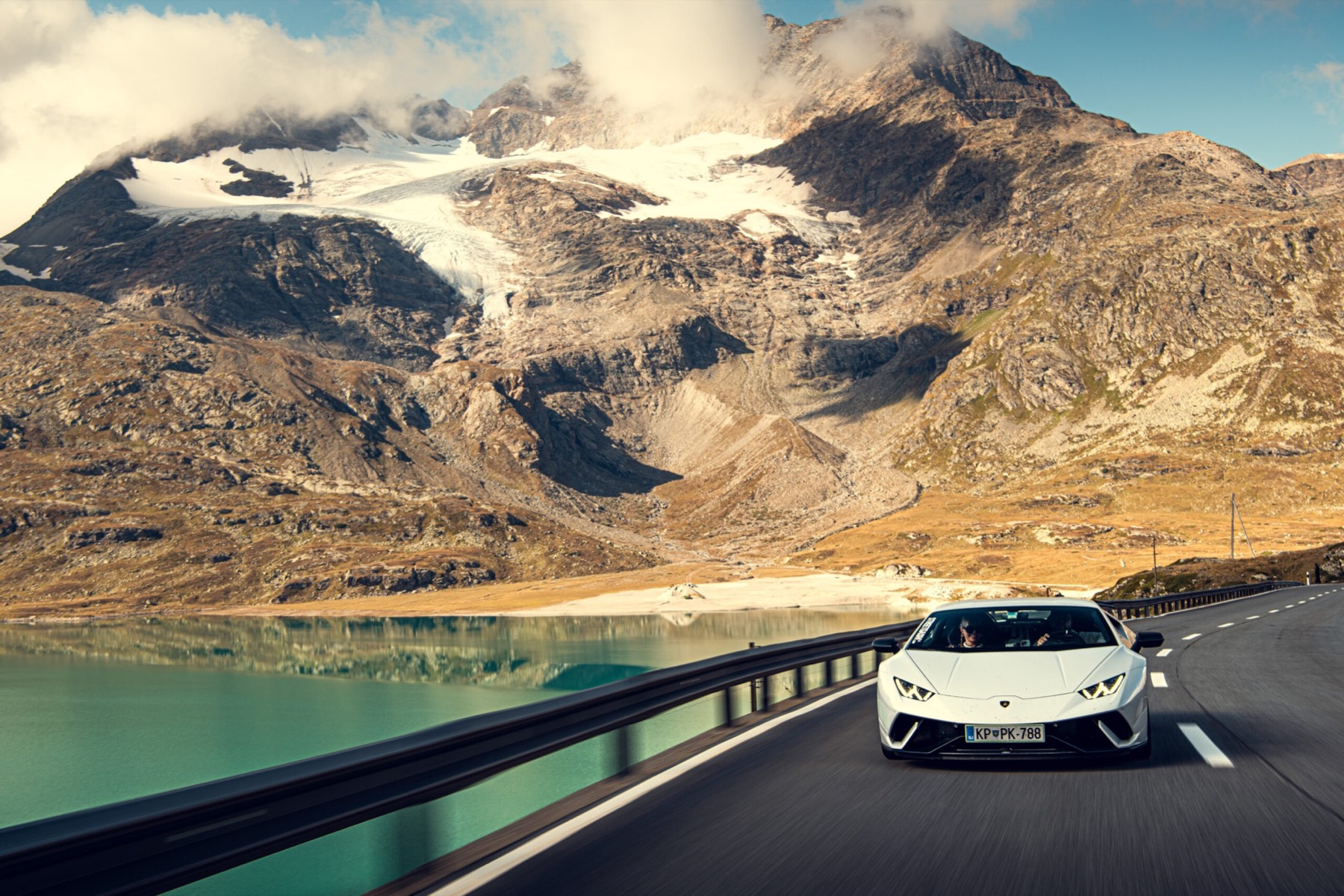 Bergpas vol supercars tijdens Alp Attack.
