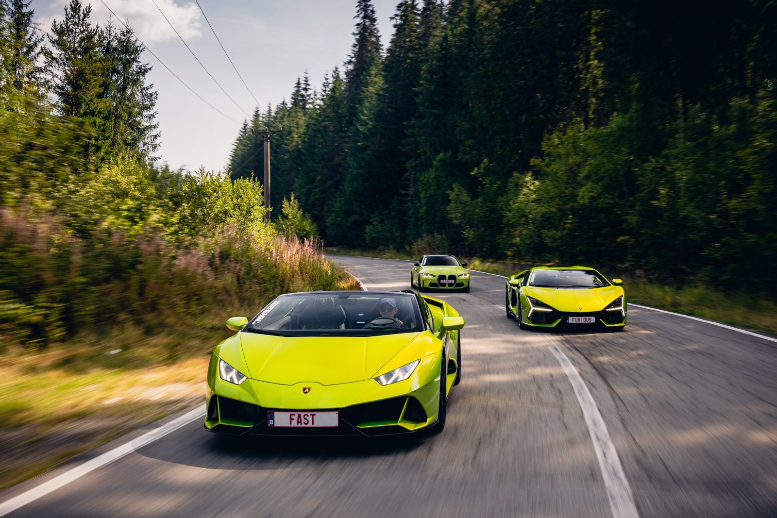 StreetGasm-konvooi met Lamborghini's door de bossen van de Karpaten.