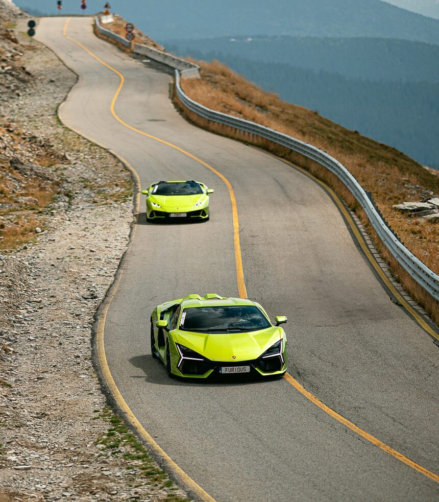 Twee Lamborghini's op de kamweg van de Transalpina.