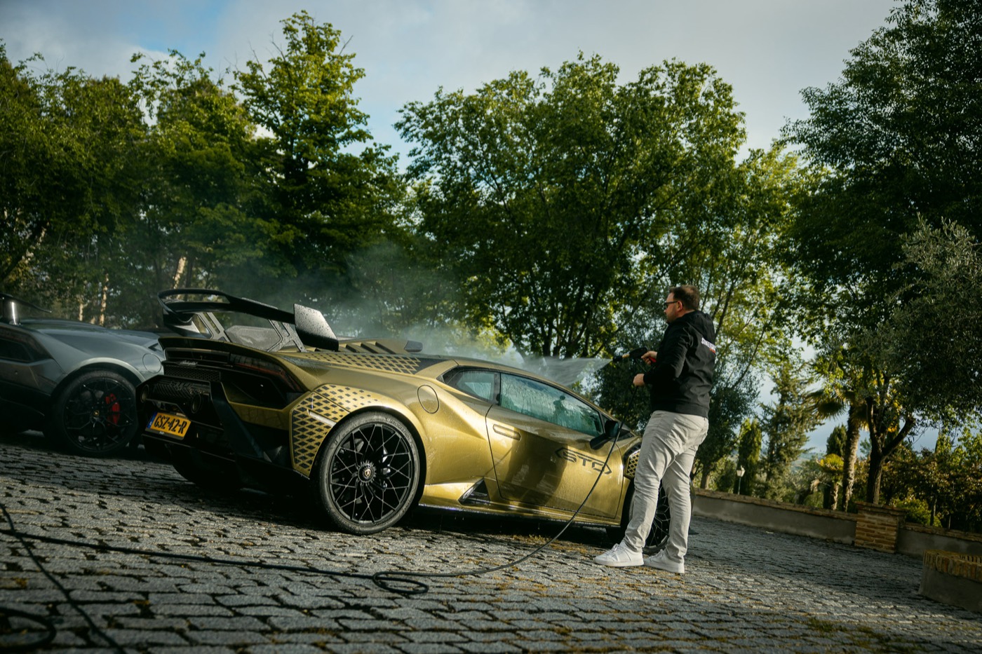 Detailshot van een gouden Lamborghini Huracán.
