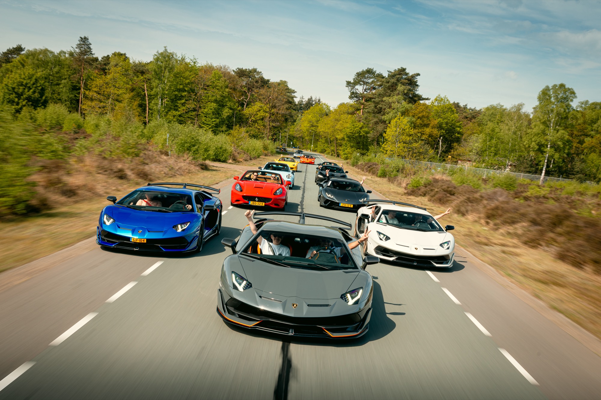 StreetGasm konvooi supercars frontaal op een open weg.