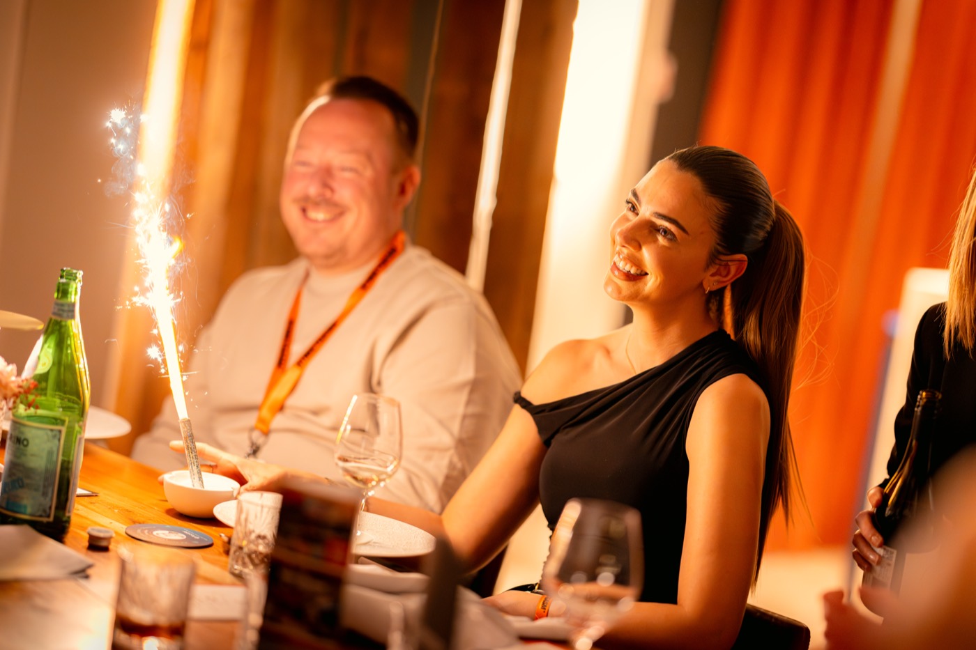 Sterretjes en sfeerlicht boven de clubtafel tijdens een gala-avond.